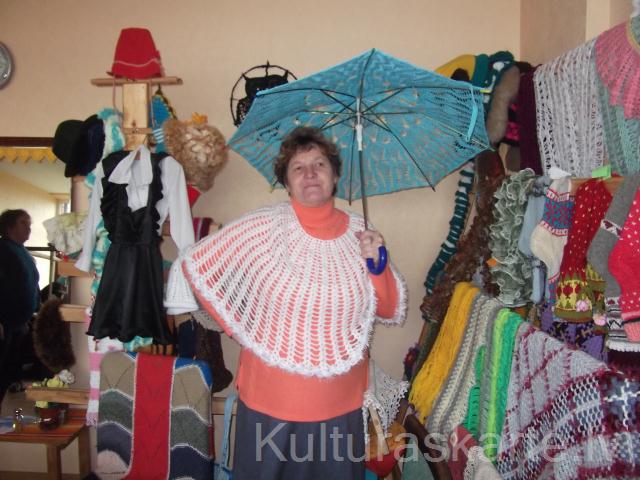 Klubiņa vadītāja Maija Mieze ar savu pašdarināto lietussargu